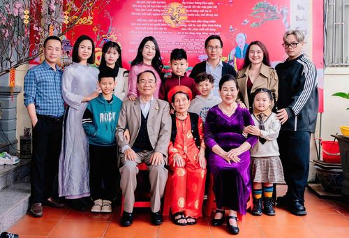 Gia đình ông Bình tổ chức mừng thọ 100 tuổi cho cụ Sáu. Ảnh: NVCC