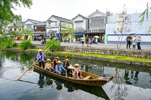 Đi thuyền bên dòng kênh ngắm phố cổ Kurashiki là trải nghiệm nhiều du khách thích thú