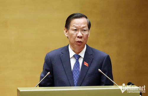 Chủ nhiệm Ủy ban Kinh tế và Tài chính Phan Văn Mãi trình bày báo cáo thẩm tra
