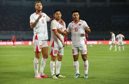 Sau khi lập công, Hai Long chỉ tay vào chiếc logo màu vàng trên tay áo. Đây chính là logo chỉ dành riêng cho nhà đương kim vô địch tại ASEAN Cup 2026, vì vậy các cầu thủ Việt Nam ăn mừng đầy tự hào, kiêu hãnh.