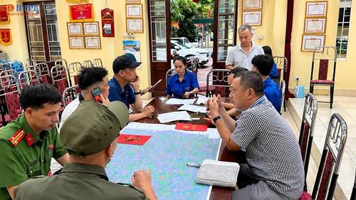 Cán bộ phường Xuân Đỉnh hỗ trợ người dân hoàn thành cơ sở dữ liệu đất đai trước ngày 30/8.