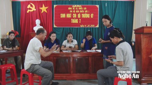 Cán bộ trẻ giúp đỡ người dân tiếp cận công nghệ thông tin và chuyển đổi số ở xã Chiêu Lưu. Ảnh: Bùi Thọ