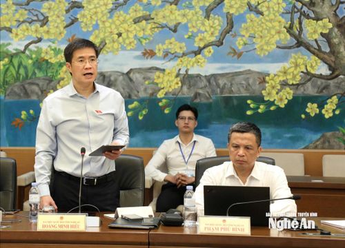 Đại biểu Hoàng Minh Hiếu - đại biểu Quốc hội hoạt động chuyên trách của Ủy ban Pháp luật và Tư pháp của Quốc hội đóng góp ý kiến vào các dự án luật. Ảnh: Khánh Duy