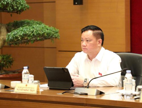 Đồng chí Nguyễn Khắc Thận - Ủy viên Trung ương Đảng, Bí thư Tỉnh ủy, Trưởng Đoàn ĐBQH tỉnh chủ trì, điều hành phiên thảo luận. Ảnh: Khánh Duy
