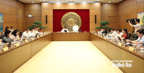 Đoàn ĐBQH tỉnh Nghệ An tiến hành thảo luận tại tổ về các dự án luật. Ảnh: Khánh Duy