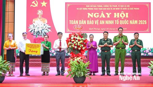 Thay mặt Tỉnh ủy, HĐND, UBND, Ủy ban MTTQ Việt Nam tỉnh Nghệ An, đồng chí Võ Thị Minh Sinh trao quà chúc mừng Đảng bộ, chính quyền và nhân dân xã Quế Phong. Ảnh: Thành Cường