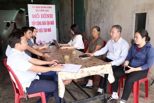 Mô hình “Tiếp dân tận ngõ, rõ việc tận nhà” được nhiều địa phương thực hiện nhằm tháo gỡ những khó khăn từ cơ sở. Trong ảnh: Một buổi làm việc với người dân của cán bộ, công chức xã Cẩm Lạc.