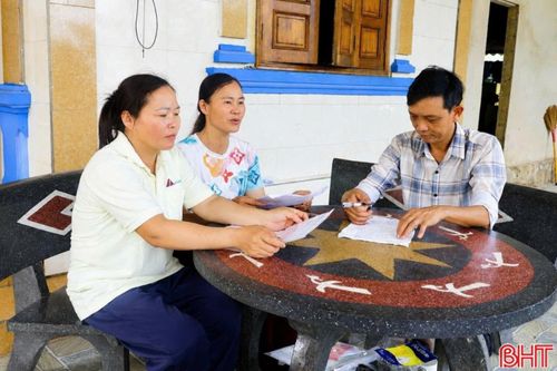 Các hộ dân ở xã Sơn Kim 2 trao đổi về những vướng mắc trong quá trình thực hiện thủ tục cấp GCNQSDĐ.