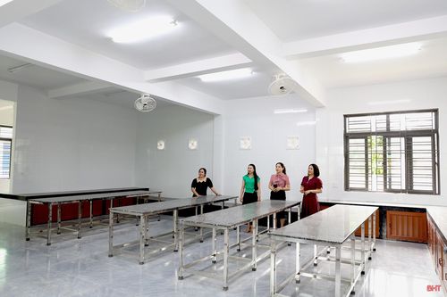 Bếp ăn rộng rãi góp phần hoàn thiện điều kiện tổ chức bán trú và chăm sóc trẻ tại Trường Mầm non Hương Long.