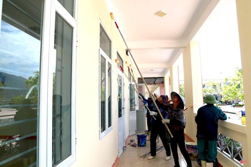 Hai dãy phòng học tại Trường Tiểu học Kỳ Lợi (phường Sông Trí) được sửa chữa, sơn mới và thay phần mái đã xuống cấp.