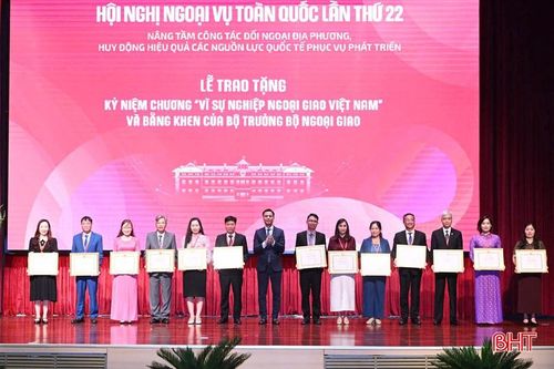 Lãnh đạo Bộ Ngoại giao trao bằng khen cho các tập thể, cá nhân có nhiều đóng góp cho công tác đối ngoại địa phương.