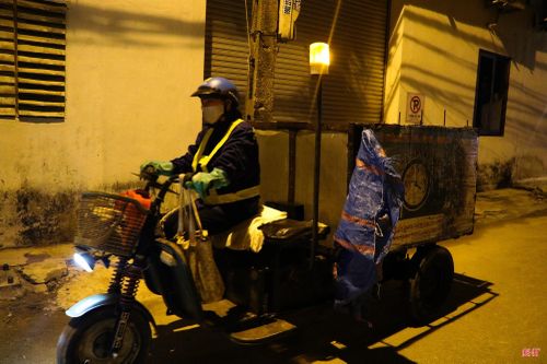 Và khi phố phường chìm dần vào giấc ngủ, nhiều công nhân môi trường lại bắt đầu ca làm việc.