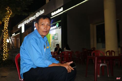 Cũng bắt đầu ca làm việc mới kéo dài từ đêm đến sáng sớm, ông Phan Thanh Luyện (xã Thạch Hà) - nhân viên bảo vệ ngân hàng cho hay : "Làm việc ban đêm có những lúc khá vất vả vì phải thức trong thời gian dài, nhưng tôi luôn cố gắng hoàn thành nhiệm vụ”.