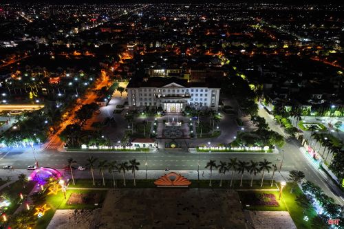Thành Sen lung linh khi màn đêm buông xuống.