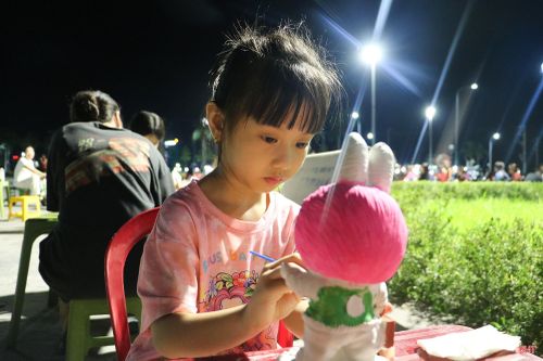Các em nhỏ say mê tô tượng trong không gian thoáng đãng, mát mẻ của khu vực công viên về đêm.