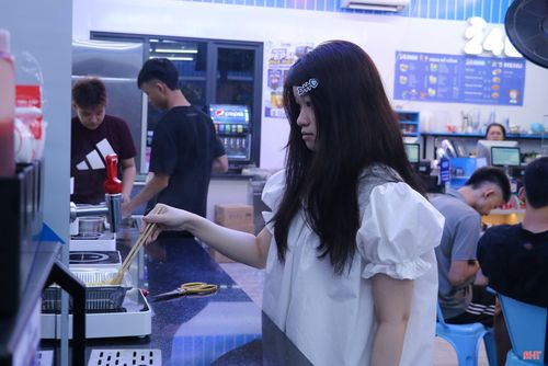 Cửa hàng mở cửa 24h, phục vụ nhu cầu ăn uống, mua sắm của người dân, đặc biệt là các bạn trẻ. Bạn Nguyễn Thị Quỳnh Diệp (phường Thành Sen) chia sẻ: “Sau giờ làm hoặc những hôm đi chơi về muộn, tôi thường ghé cửa hàng để mua đồ ăn, thức uống và nghỉ ngơi một chút. Những nơi mở cửa xuyên đêm như thế này giúp người trẻ có thêm lựa chọn để thư giãn, gặp gỡ vào buổi tối”.