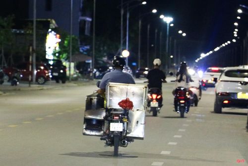 Trong bức tranh nhộn nhịp về đêm ấy, những người lao động vẫn miệt mài mưu sinh, góp thêm mảnh ghép bình dị vào bức tranh phố.