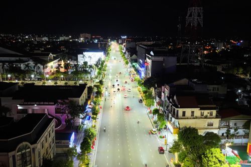 Nổi bật là tuyến đường Phan Đình Phùng rực sáng khi phố lên đèn. Dòng phương tiện nối dài, người dân tấp nập qua lại.