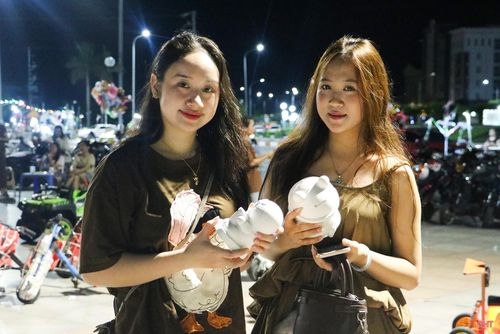 Đây cũng là điểm hẹn quen thuộc của nhiều bạn trẻ, nơi họ gặp gỡ, trò chuyện và tận hưởng thời gian rảnh cùng bạn bè.