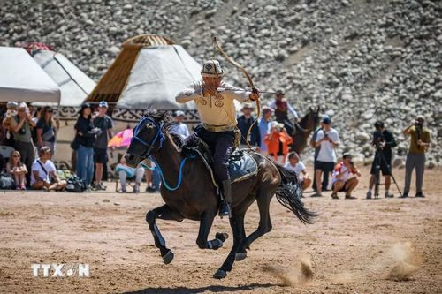 Màn trình diễn bắn cung trên lưng ngựa tại lễ hội dân gian ở làng Bokonbaevo, Kyrgyzstan, ngày 1/8/2026. (Ảnh: THX/TTXVN phát)