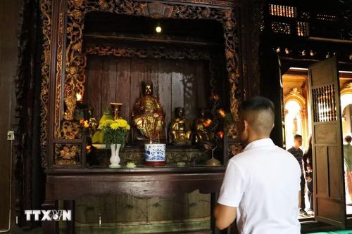 Chùa Vĩnh Tràng vừa là điểm hành hương, vừa là điểm du lịch thu hút du khách. (Ảnh: Hồng Thái/TTXVN)