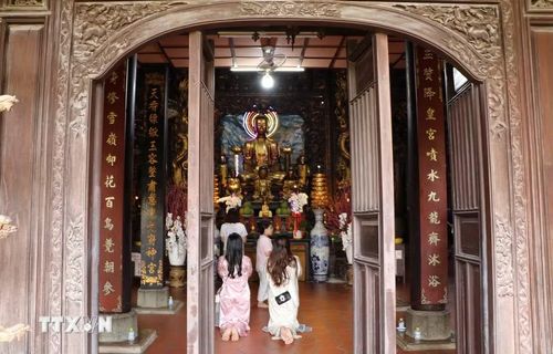 Du khách đến hành hương tại chùa Vĩnh Tràng. (Ảnh: Hồng Thái/TTXVN)