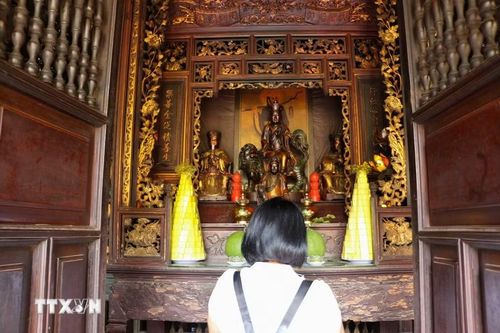 Du khách đến hành hương tại chùa Vĩnh Tràng. (Ảnh: Hồng Thái/TTXVN)