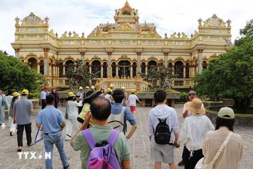 Du khách tham quan chùa Vĩnh Tràng. (Ảnh: Hồng Thái/TTXVN)