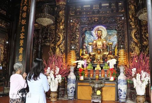Chùa Vĩnh Tràng vừa là điểm hành hương, vừa là điểm du lịch thu hút du khách. (Ảnh: Hồng Thái/TTXVN)
