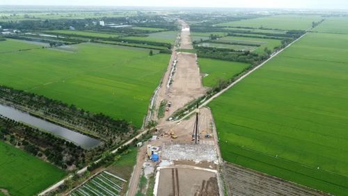 Công trình cao tốc Mỹ An - Cao Lãnh đi qua ruộng, vườn của người dân ở xã Mỹ Quí, tỉnh Đồng Tháp. (Ảnh: Nhựt An/TTXVN)