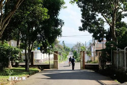 Xung quanh khuôn viên Nhà thờ Tân Hà có 8 cổng chính để mở đi các hướng, kết nối với những trục đường xung quanh. (Ảnh: Nguyễn Dũng/TTXVN)