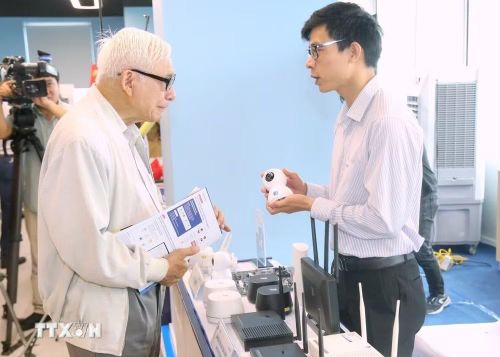 Khách tham quan gian trưng bày giải pháp đổi mới sáng tạo. (Ảnh: Tuấn Đức/TTXVN)