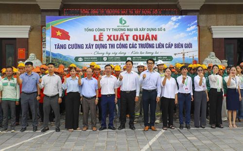 Đại diện Sở Xây dựng tỉnh Điện Biên và Tổng Công ty Thương mại và Xây dựng số 6 Điện Biên thể hiện quyết tâm trước giờ xuất quân hỗ trợ thi công Trường Phổ thông dân tộc nội trú liên cấp Nà Bủng. Ảnh: Xuân Tư/TTXVN