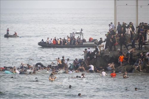 Hàng trăm người di cư tìm cách bơi từ Maroc sang Ceuta, vùng lãnh thổ của Tây Ban Nha ở Bắc Phi, ngày 30/7/2026. Ảnh: AA/TTXVN phát