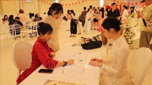 Khách tham gia trải nghiệm các trò chơi dân gian Việt Nam.