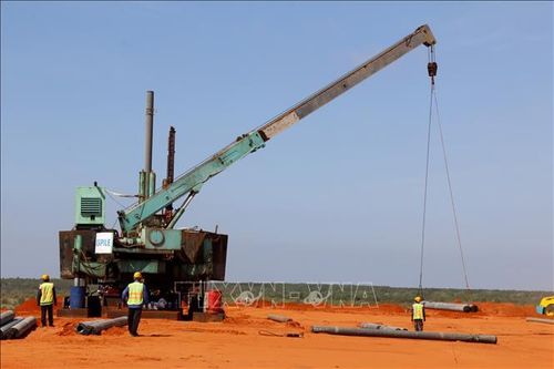 Thi công ép cọc đại trà nhà ga hàng không dân dụng và đài kiểm soát không lưu thuộc dự án Cảng hàng không Phan Thiết.