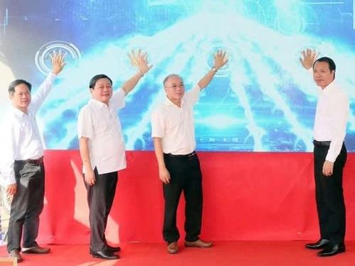 Các đại biểu thực hiện nghi thức công bố mô hình Chợ thông minh. Ảnh: Quang Minh.