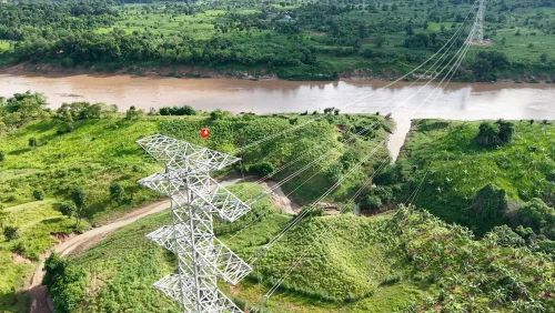  Tuyến đường dây truyền tải 220kV từ nhà máy điện gió Savan 1 trên lãnh thổ Lào đã được hoàn thành sau hơn 6 tháng thi công. 