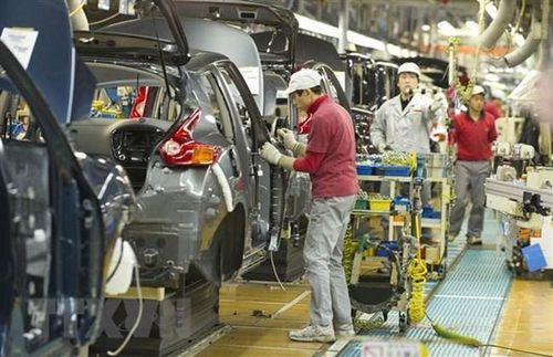 Công nhân làm việc tại nhà máy của hãng sản xuất ô tô Nissan ở thành phố Oppama, tỉnh Kanagawa, Nhật Bản. Ảnh: EPA/TTXVN