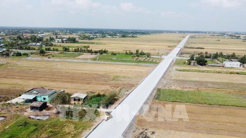 Thi công các công trình trọng điểm trên địa bàn tỉnh Đồng Tháp. Ảnh: Công Trí - TTXVN
