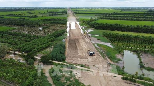 Người dân mong sớm xây dựng đường dân sinh dọc cao tốc Mỹ An - Cao Lãnh nhằm tránh ảnh hưởng đến đời sống, sản xuất. Ảnh: Nhựt An - TTXVN