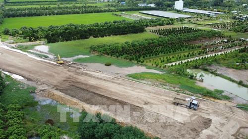 Công trình cao tốc Mỹ An - Cao Lãnh đi qua đã gây khó khăn trong sản xuất nông nghiệp đối với một số hộ dân ở xã Mỹ Quí, tỉnh Đồng Tháp. Ảnh: Nhựt An - TTXVN