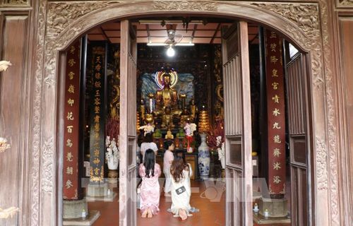 Du khách đến hành hương tại chùa Vĩnh Tràng. Ảnh: Hồng Thái - TTXVN