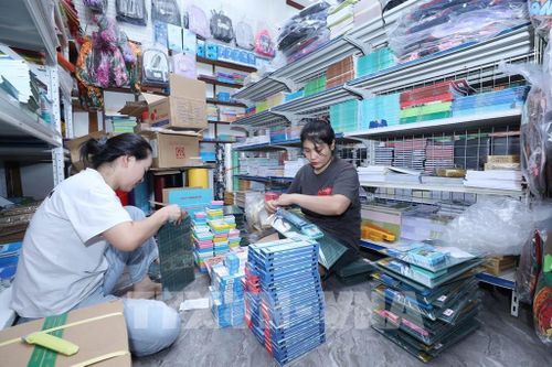 Nhân viên Nhà sách Oanh Bình, phường Tam Thanh, tỉnh Lạng Sơn, chuẩn bị sách và đồ dùng học tập cung ứng cho học sinh trước năm học mới. Ảnh: Anh Tuấn – TTXVN 