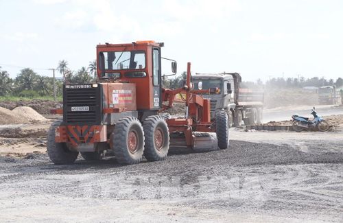 Nhiều xe chuyên dụng để phục vụ thi công. Ảnh: Tuấn Phi - TTXVN