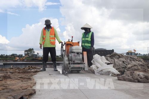Công nhân thi công Dự án mở rộng, nâng cấp Cảng hàng không Cà Mau. Ảnh: Tuấn Phi - TTXVN