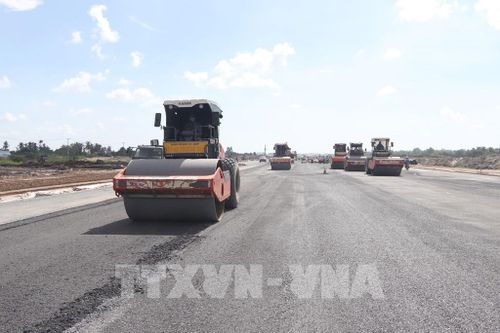 Trang thiết bị máy móc phục thi công Dự án mở rộng, nâng cấp Cảng hàng không Cà Mau. Ảnh: Tuấn Phi - TTXVN