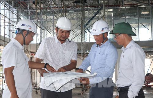 Ban quản lý dự án cùng đơn vị thi công kiểm tra tiến độ công trình. Ảnh: Tuấn Phi - TTXVN