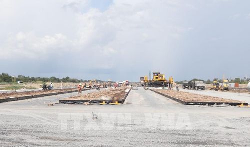 Hàng trăm công nhân, kỹ sư thi công Dự án mở rộng, nâng cấp Cảng hàng không Cà Mau. Ảnh: Tuấn Phi - TTXVN