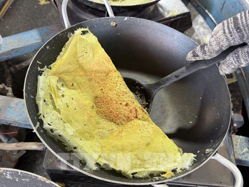 Bánh xèo Nam Bộ hấp dẫn thực khách bởi màu vàng óng của bột nghệ, hương thơm nước cốt dừa và vị đậm đà của nhân tôm, thịt. Ảnh: Thanh Sang- TTXVN